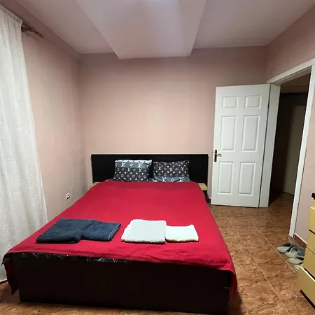 Open Door Hostel Τίρανα